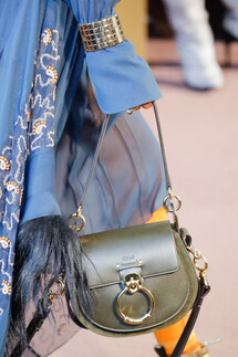 Details Chloé Fall 2018 Ready-to-Wear , Детали коллекции Хлоя осень зима 2018 , Fashion show , неделя моды в Париже , PFW , Paris Fashion Week , Mainstyles